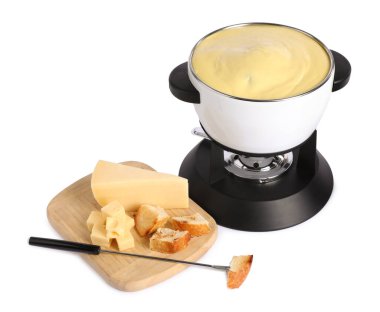 Lezzetli erimiş peynirli fondü ve beyaz üzerine izole edilmiş ekmek parçaları.