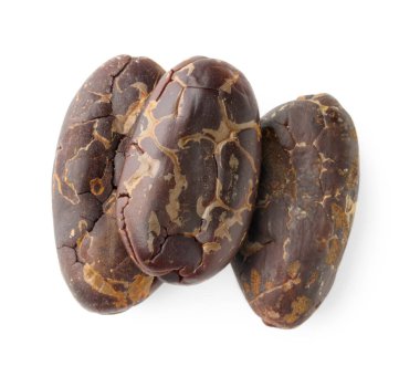 Doğal kakao çekirdekleri beyaz üzerine izole edilmiş.