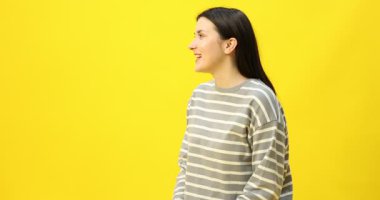 Mutlu anne sarı arka planda oğluna sarılıyor.