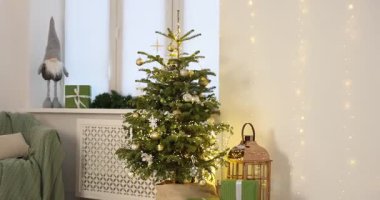 Güzel köknar ağacı, pencerenin yanındaki saksıda Noel süsü, sola hareket eden kamera.