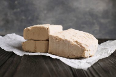 Ahşap masada sıkıştırılmış maya görüntüsü