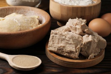 Farklı türde maya, yumurta, un ve hamur.