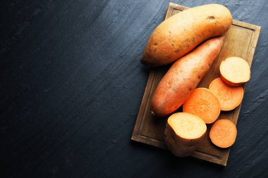Koyu dokulu masada patates püresi, üst manzara. Metin için boşluk