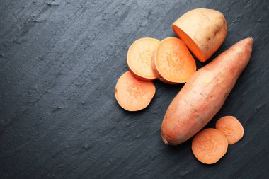 Koyu dokulu masada patatesler, düz bir şekilde. Metin için boşluk