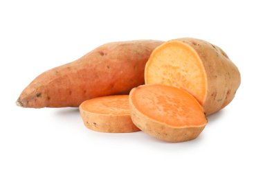 Beyaz üzerine izole edilmiş tatlı patatesler.