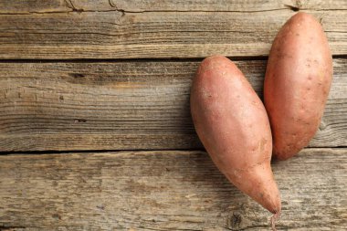 Tahta masada çiğ patates, üst manzara. Metin için boşluk