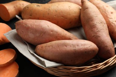 Siyah masada çiğ patates, yakın plan.