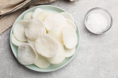 Pilav kağıdı ve tuz gri masada, düz yerde.