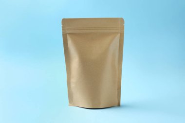 Açık mavi arka planda bir Kraft stand-up kesesi