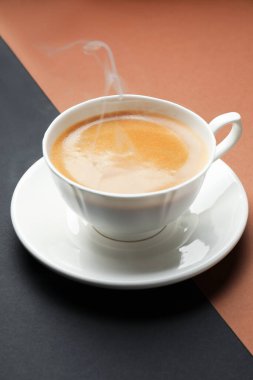 Renkli arka planda, fincanda Aromatik kahve, yakın plan