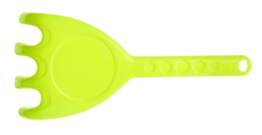 Açık yeşil plastik tırmık beyazda izole edilmiş. Çocukların plaj oyuncağı.