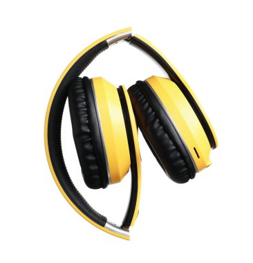 Beyaz üzerine izole edilmiş sarı kablosuz kulaklıklar