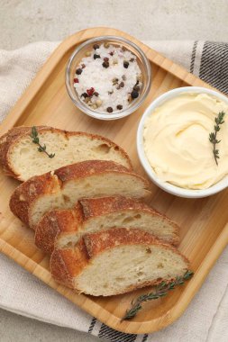 Masada tereyağlı ve baharatlı baget dilimleri.