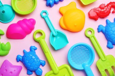 Pembe arka planda çocukların plaj oyuncakları.