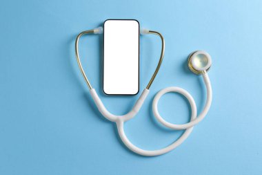 Sağlığınıza. Açık mavi arkaplanda steteskoplu akıllı telefon, üst görünüm