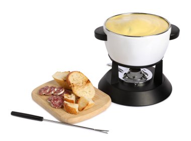 Lezzetli erimiş peynirli fondü ve beyaz üzerine izole edilmiş aperatifler.