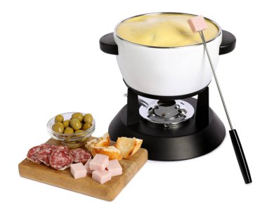 Lezzetli erimiş peynirli fondü ve beyaz üzerine izole edilmiş aperatifler.