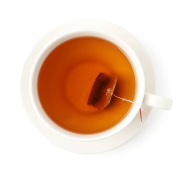 Çay demleniyor. Çay poşeti beyaz, üst manzaralı.