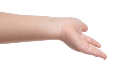 Küçük kız beyaz arka planda bir şey tutuyor, yakın plan.