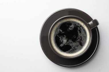 Beyaz arka planda bir fincan aromatik kahve, üst manzara. Metin için boşluk