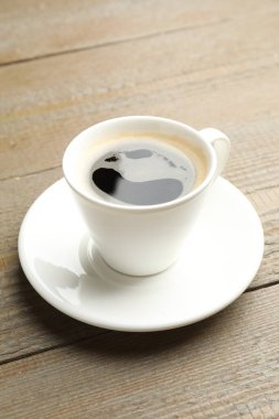 Ahşap masa üzerinde aromatik kahve