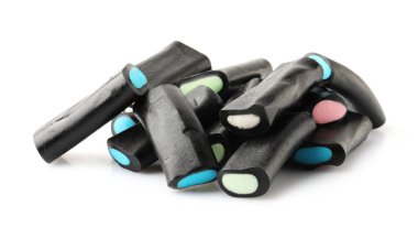 Birçok doğal meyan kökü şekeri beyaz üzerine izole edilmiştir.