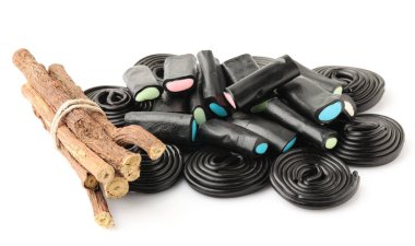 Beyaza izole edilmiş doğal meyan kökleri ve meyan kökleri.