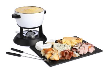 Erimiş peynir ve beyaz üzerine izole edilmiş atıştırmalıklarla fondü tenceresi (caquelon)