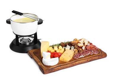 Erimiş peynir ve beyaz üzerine izole edilmiş atıştırmalıklarla fondü tenceresi (caquelon)