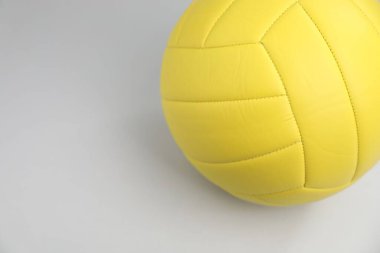 Gri zemin üzerinde bir voleybol topu. Metin için boşluk