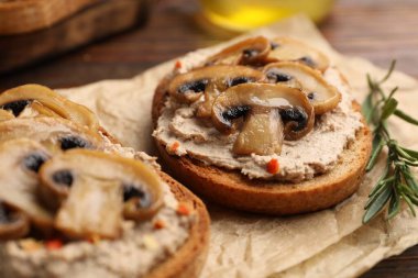 Masada ezmeli, mantarlı ve baharatlı nefis bruschettalar, yakın plan.