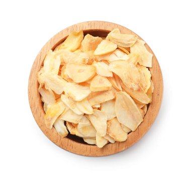 Beyaz tenceredeki kurutulmuş sarımsak taneleri.