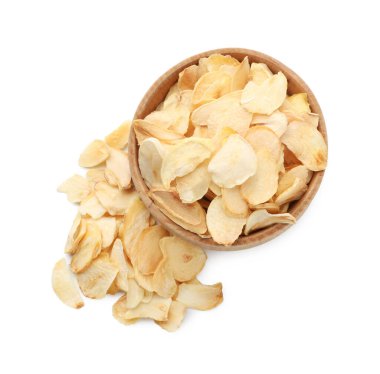 Beyaz tenceredeki kurutulmuş sarımsak taneleri.