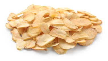 Beyaz üzerine izole edilmiş kurutulmuş sarımsak taneleri.