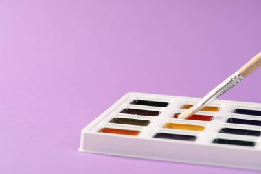 Mor arka planda fırça ve suluboya boya ile boyama, yakın plan. Metin için boşluk