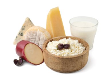 Beyaz üzerine izole edilmiş farklı süt ürünleri ve fesleğen