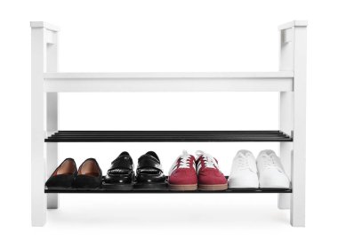 Ayakkabı bankı, beyaz üzerine izole edilmiş farklı ayakkabılar.