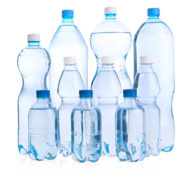 Farklı boyutlarda su şişeleri beyaz üzerine izole edilmiş.