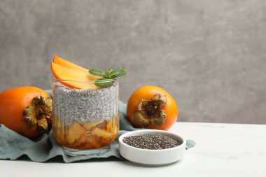 Beyaz mermer masada servis edilen nane ve nane aromalı nefis chia pudingi. Metin için boşluk