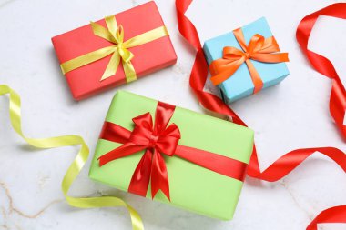 Beyaz mermer masa üzerinde fiyonklu güzel hediye kutuları, düz yatıyordu