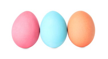 Mutlu Paskalyalar. Birçok parlak renkli yumurta beyaza izole edilmiş.