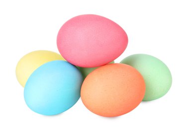 Mutlu Paskalyalar. Birçok parlak renkli yumurta beyaza izole edilmiş.