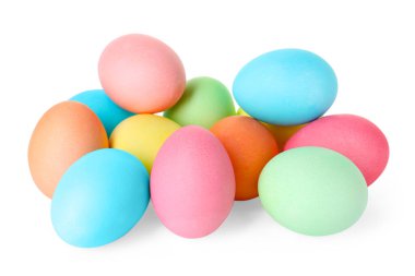 Mutlu Paskalyalar. Birçok parlak renkli yumurta beyaza izole edilmiş.