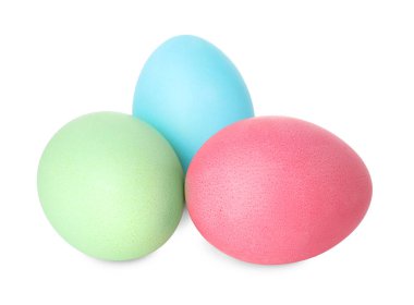 Mutlu Paskalyalar. Birçok parlak renkli yumurta beyaza izole edilmiş.