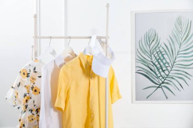 Kapıda asılı duran farklı kadın kıyafetleri, mesaj için yer.