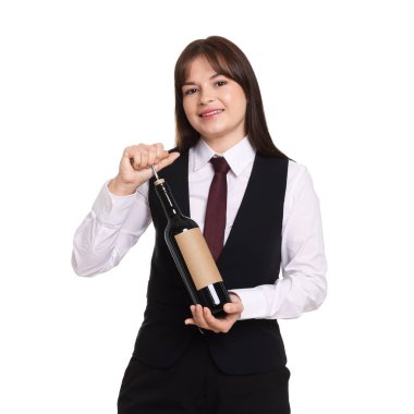 Profesyonel şarap garsonu beyaz arka planda şarap şişesi açıyor.