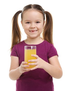 Beyaz arka planda bir bardak portakal suyu olan küçük kız.