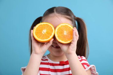 Açık mavi arka planda turuncu çizgileri olan küçük bir kız.