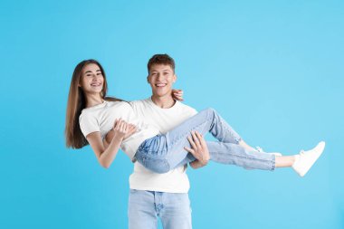 Mutlu çift açık mavi arka planda eğleniyor.