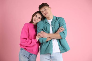 Pembe arka planda mutlu bir çiftin portresi